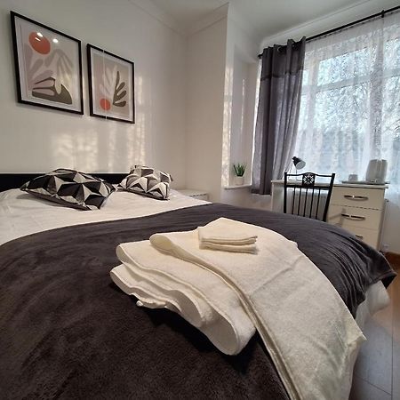 Uplands Grove Bungalow Hotell Wolverhampton Exteriör bild